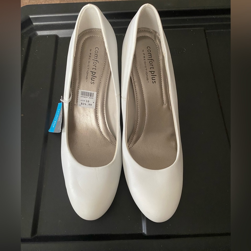 Summer white pumps
